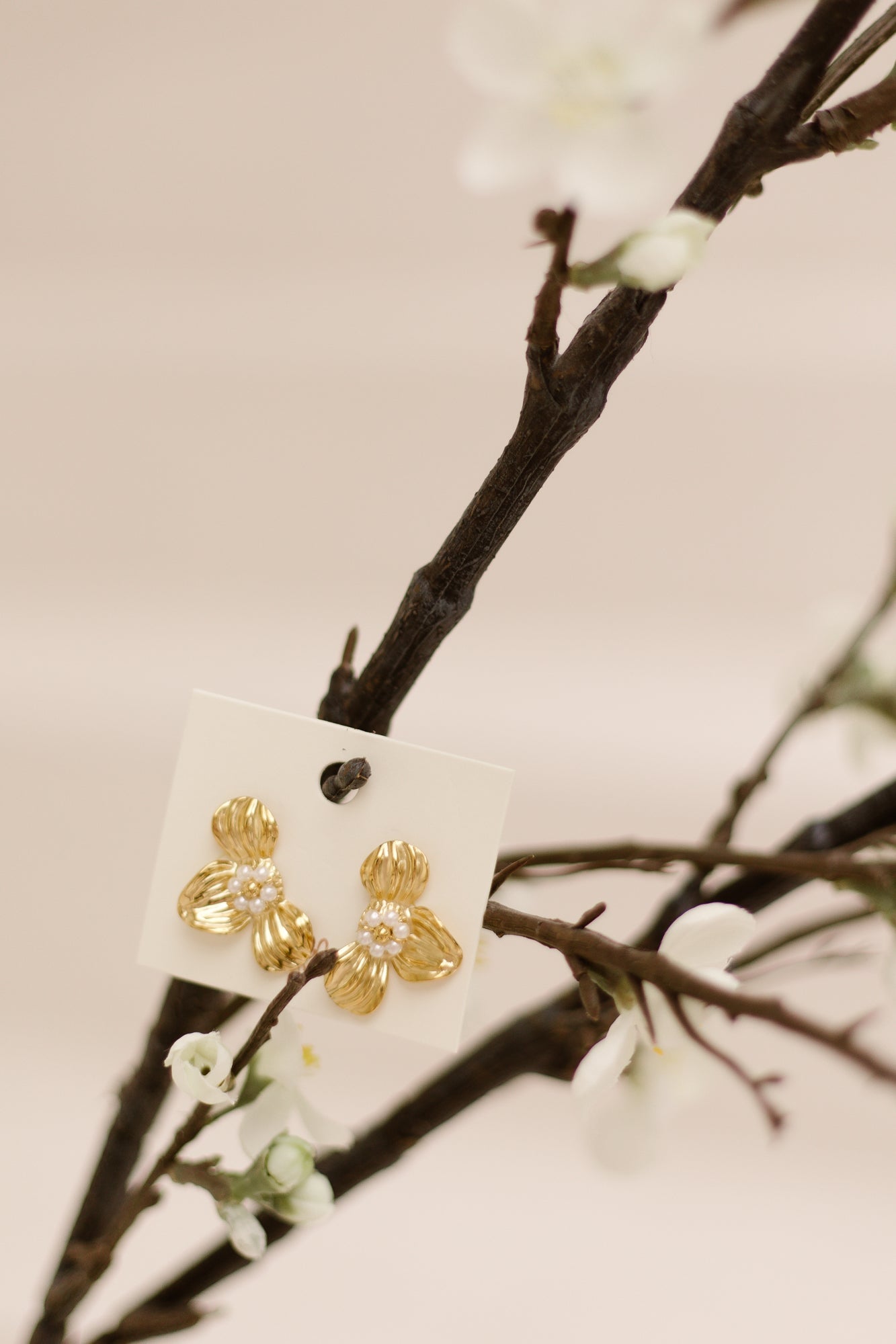 Oorbellen flower gold pearl - Bij Keesje - Bij Keesje - Oorbellen
