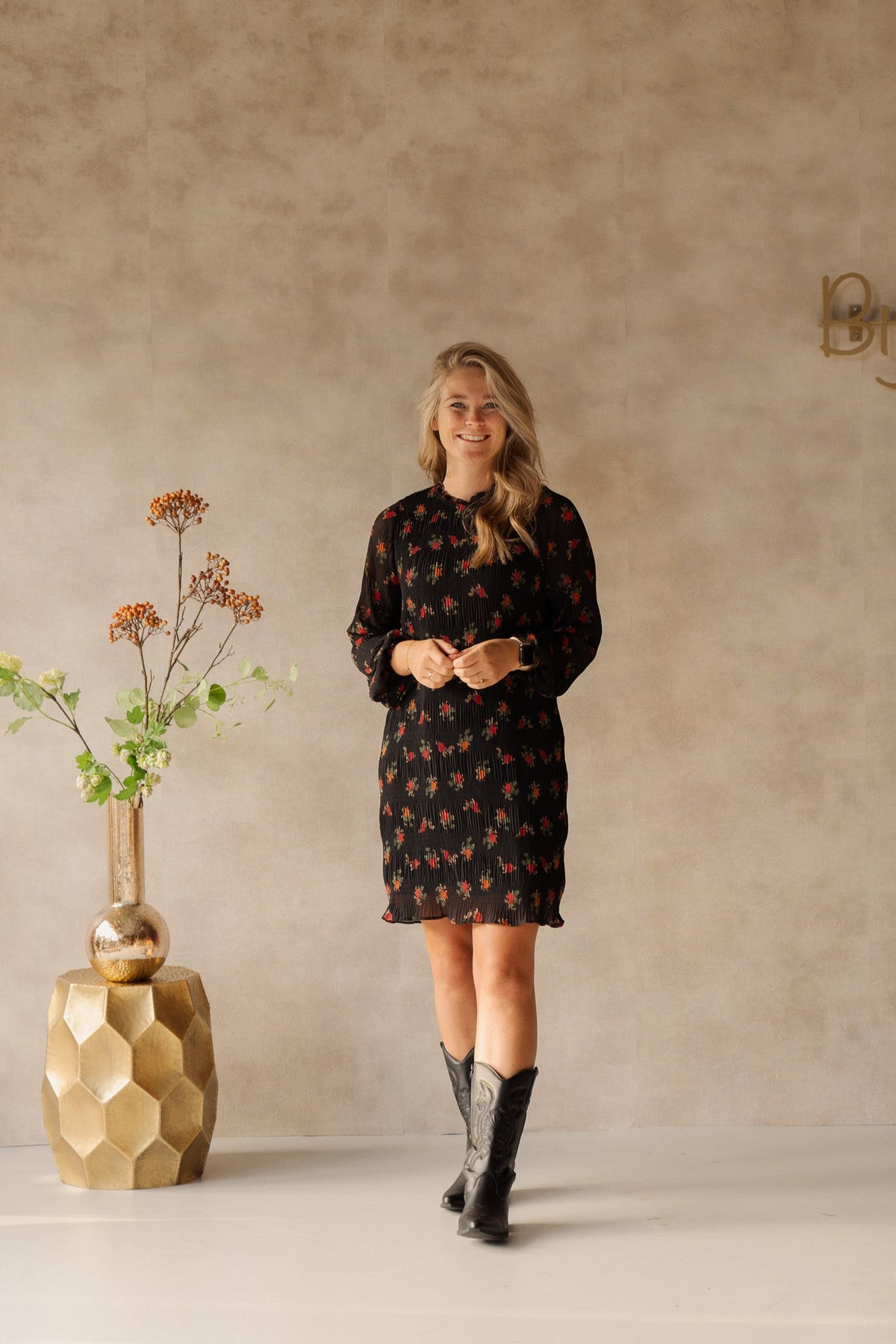 Petra plisse flower dress black - Bij Keesje