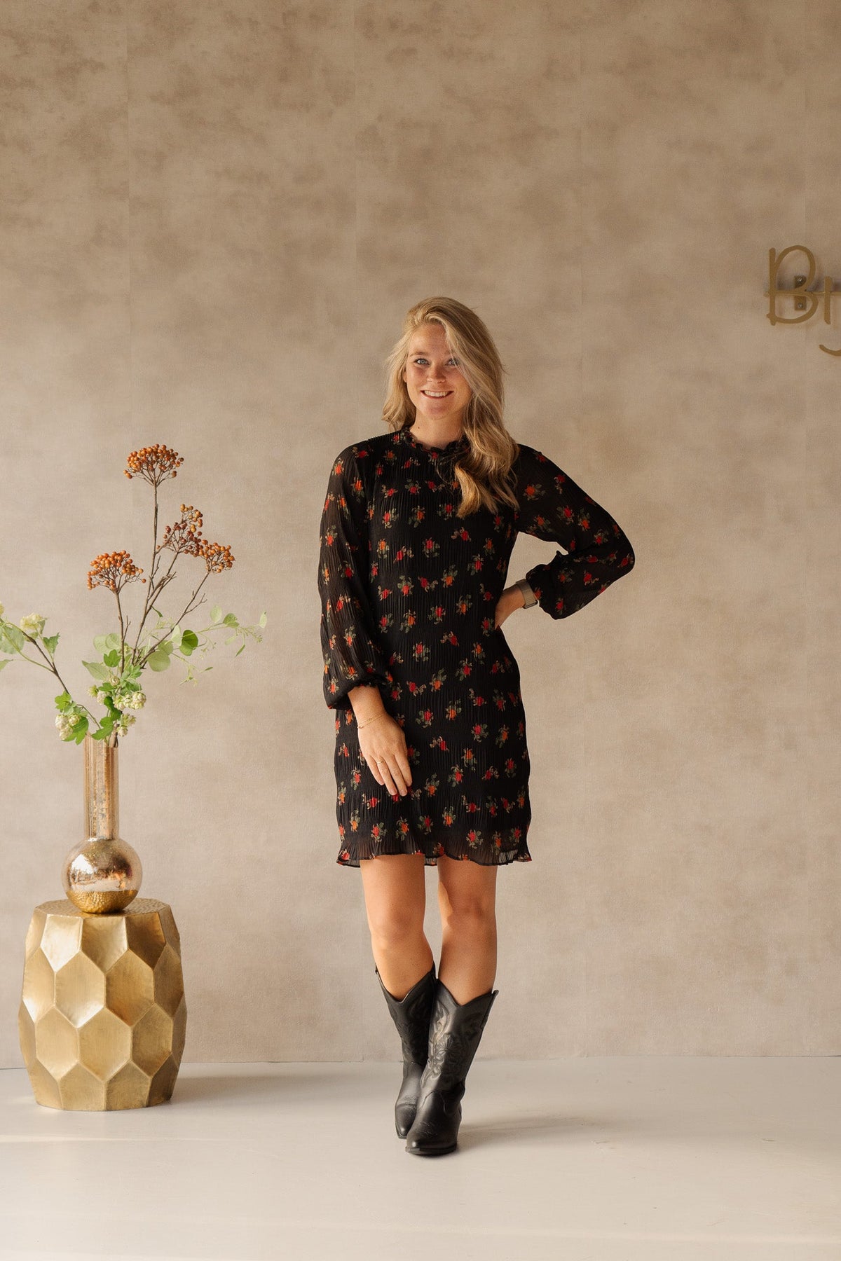 Petra plisse flower dress black - Bij Keesje