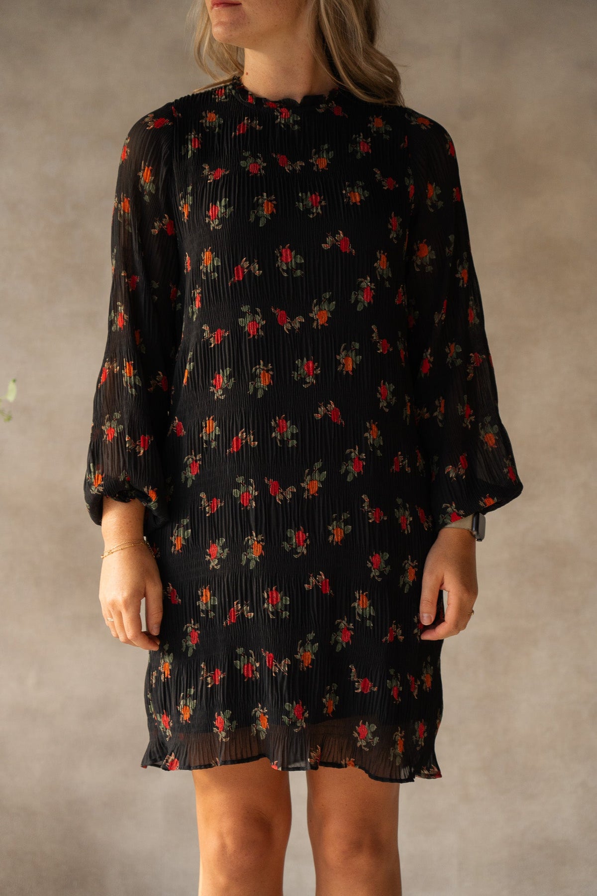 Petra plisse flower dress black - Bij Keesje