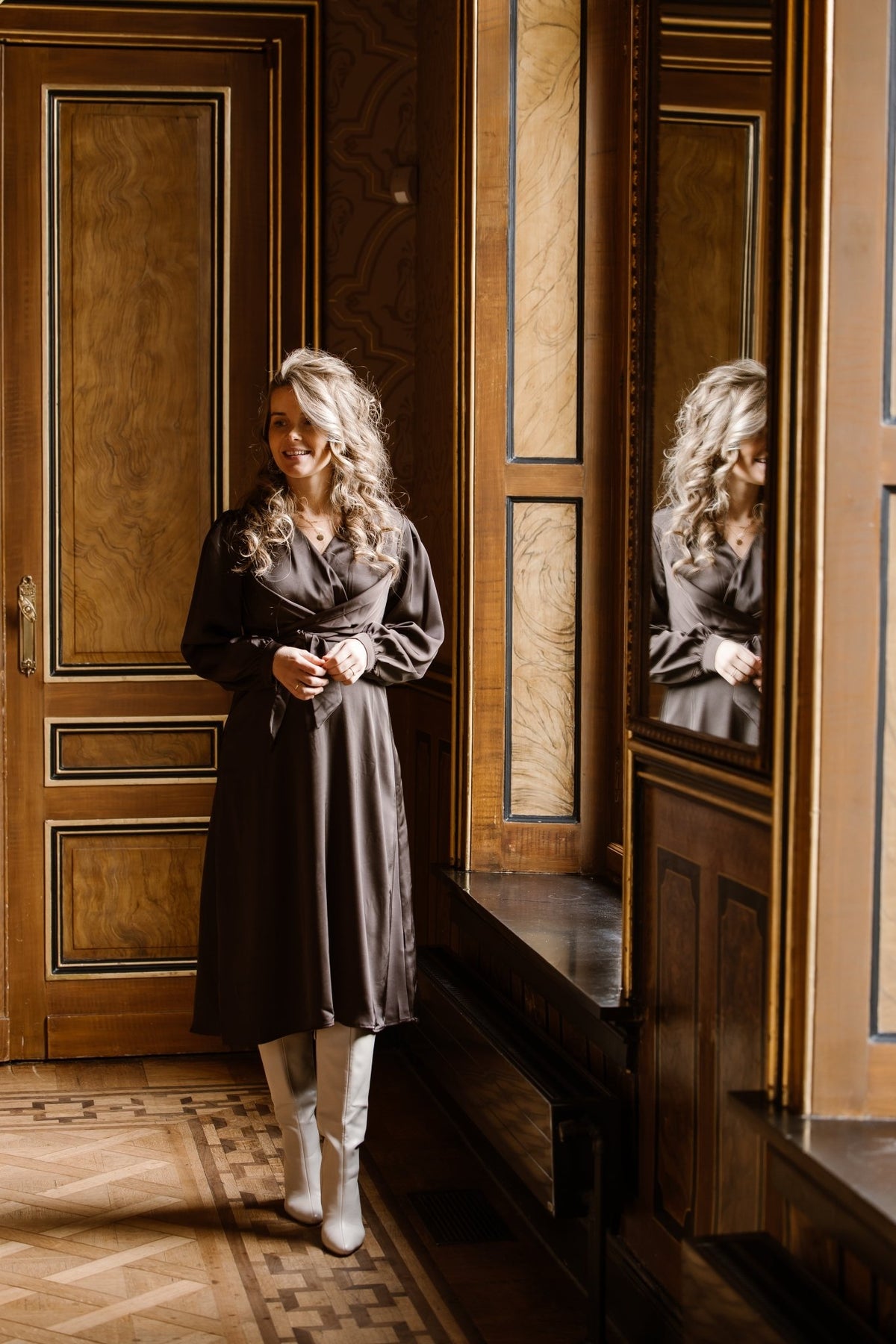 Rimini heavy sateen dress dark brown - Bij Keesje - Neo Noir