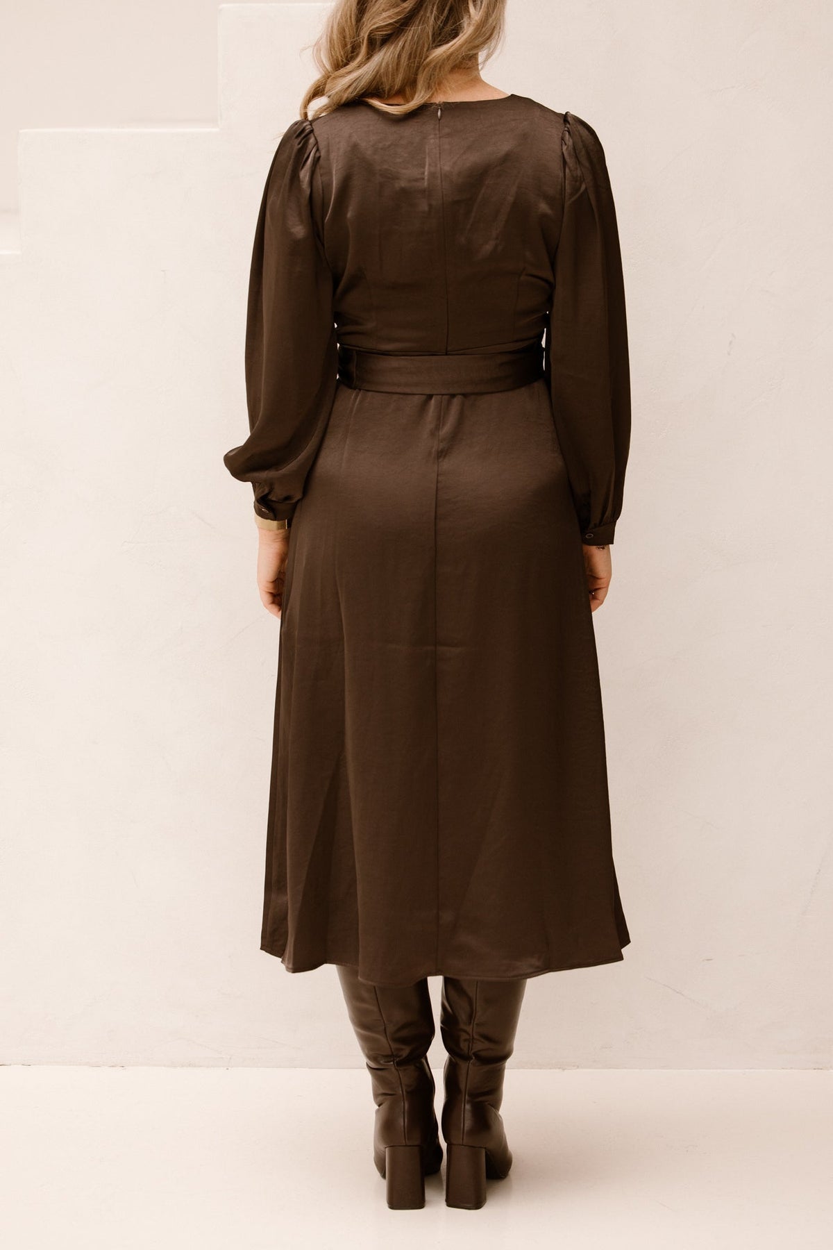 Rimini heavy sateen dress dark brown - Bij Keesje - Neo Noir