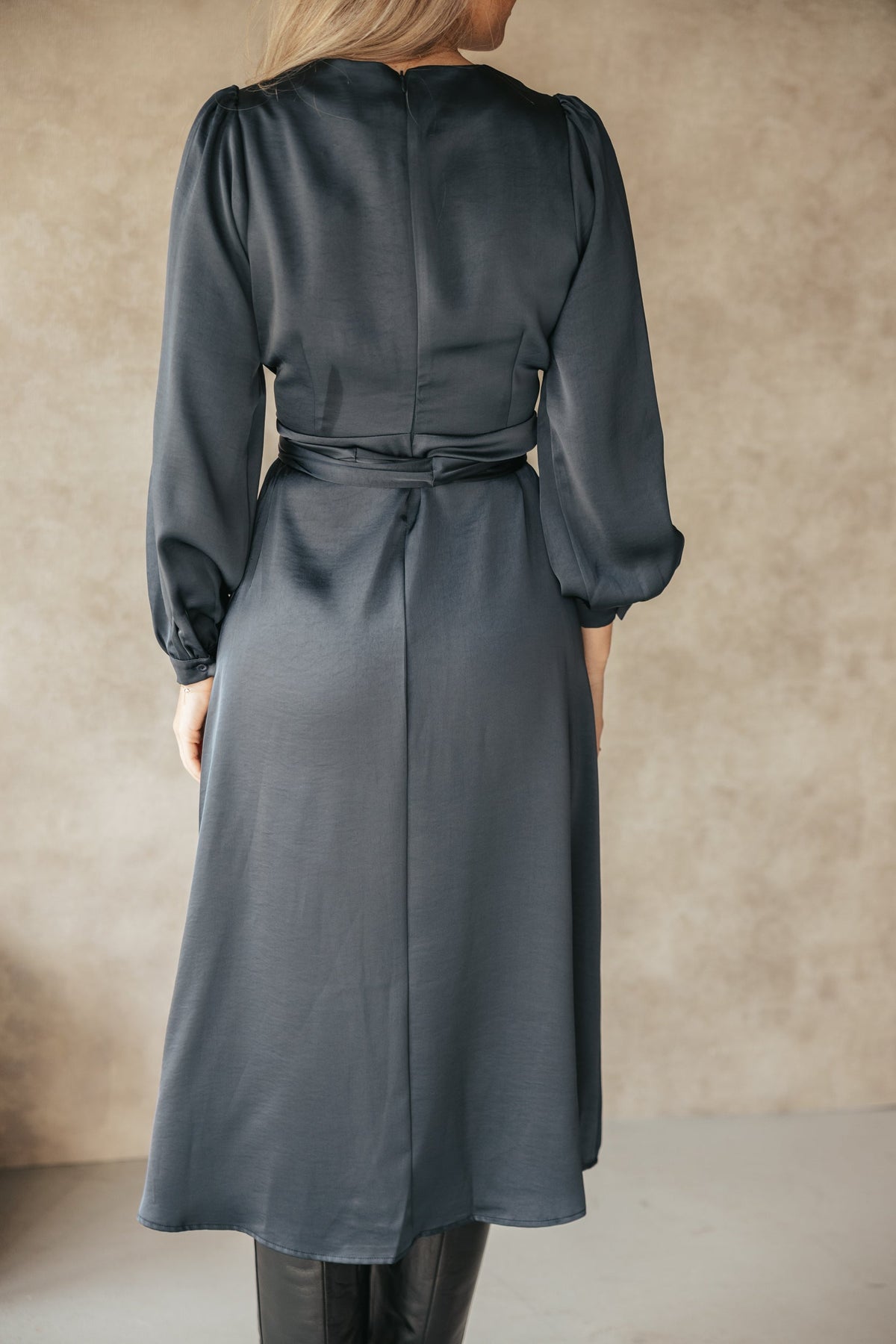 Rimini heavy sateen dress midnight blue - Bij Keesje