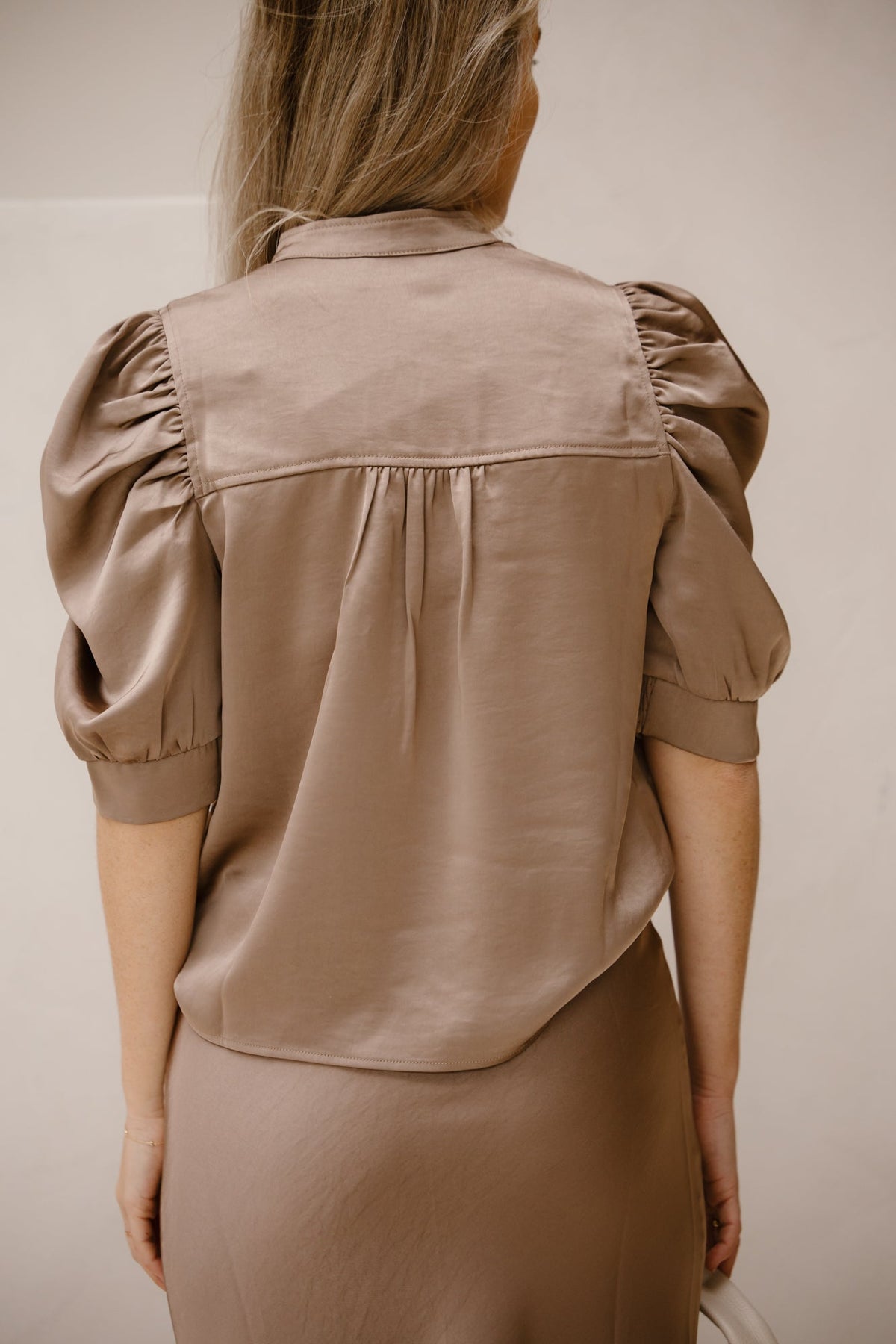 Roella heavy sateen blouse dark taupe - Bij Keesje - Neo Noir