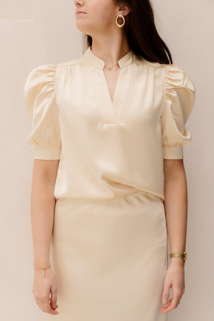 Roella heavy sateen blouse light yellow - Bij Keesje - Neo Noir - Blouse