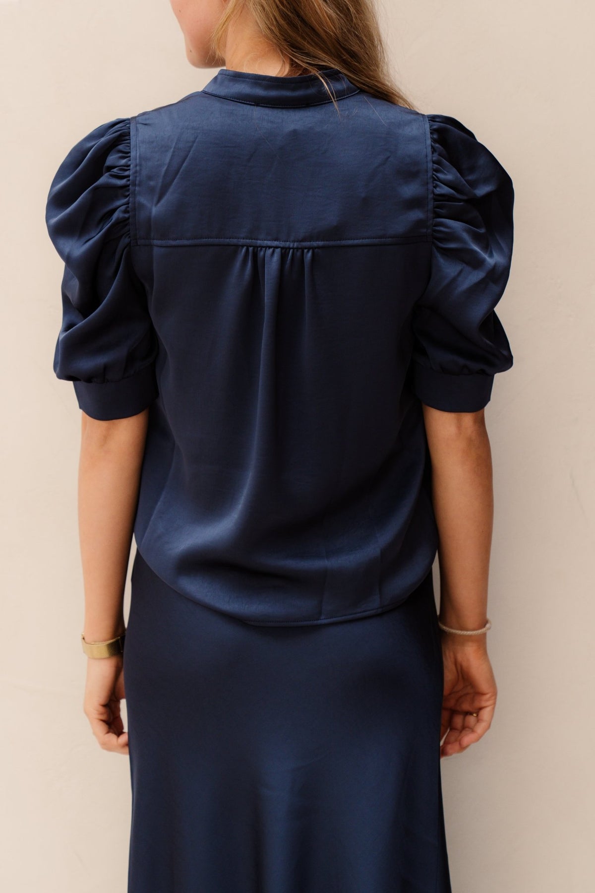 Roella heavy sateen blouse midnight blue - Bij Keesje - Neo Noir - Blouse