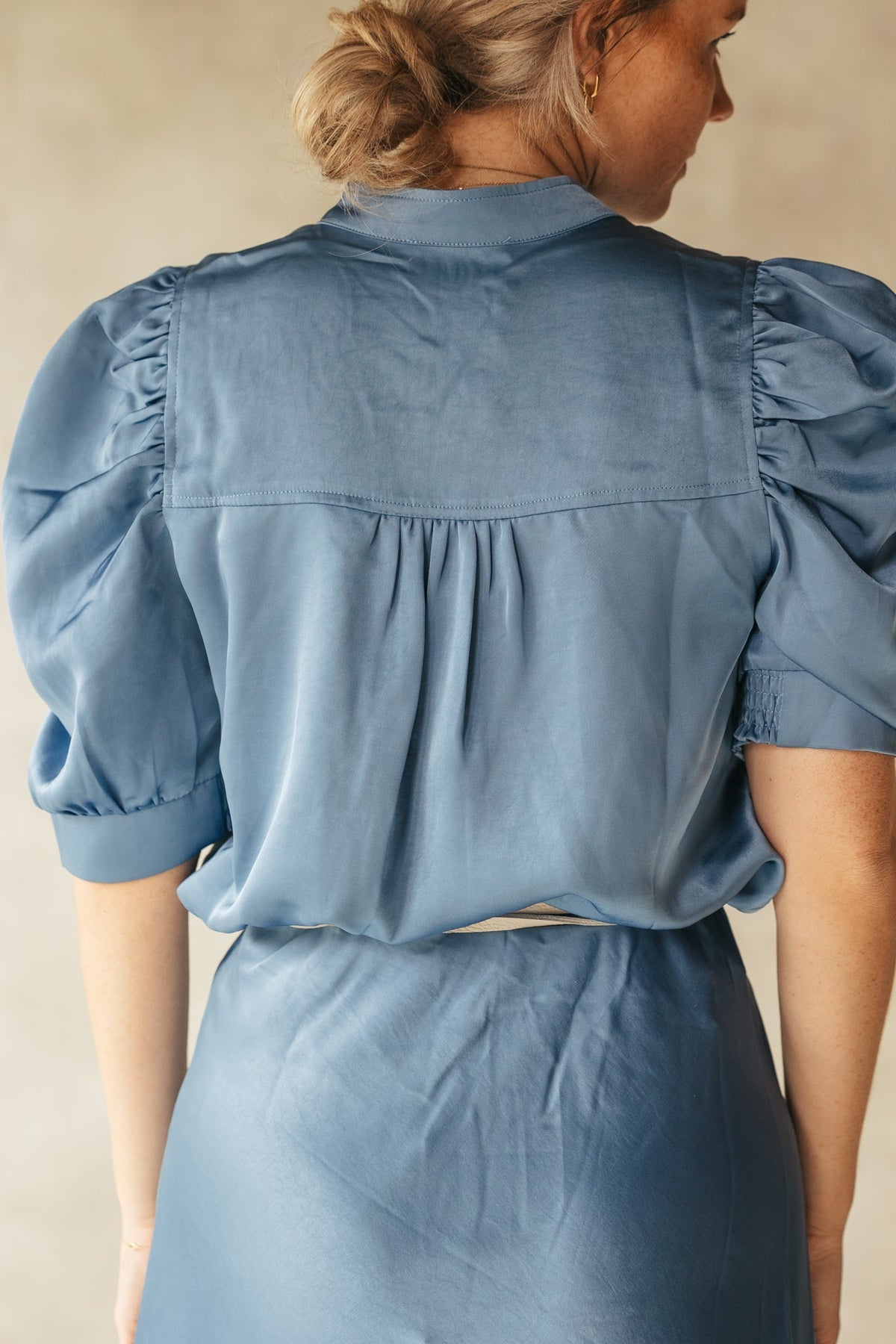 Roella heavy sateen blouse smoke blue - Bij Keesje