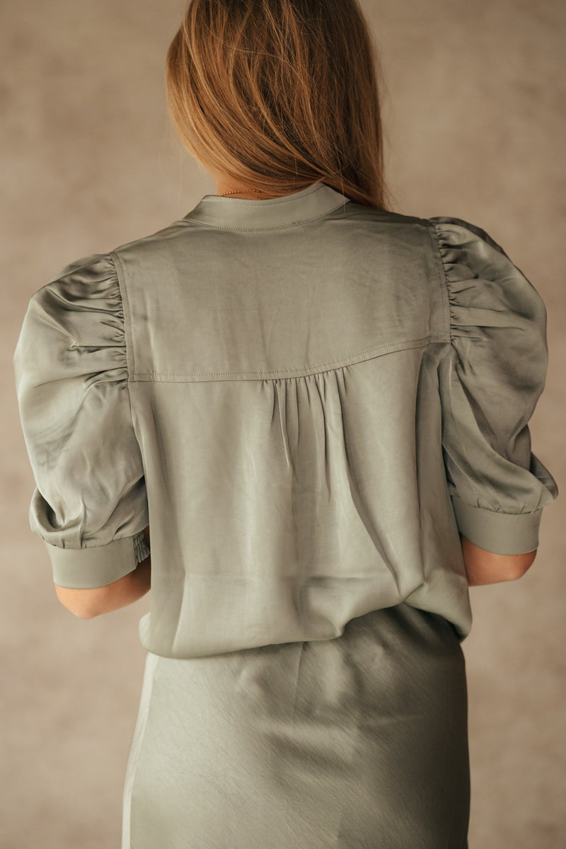 Roella heavy sateen blouse smoke green - Bij Keesje