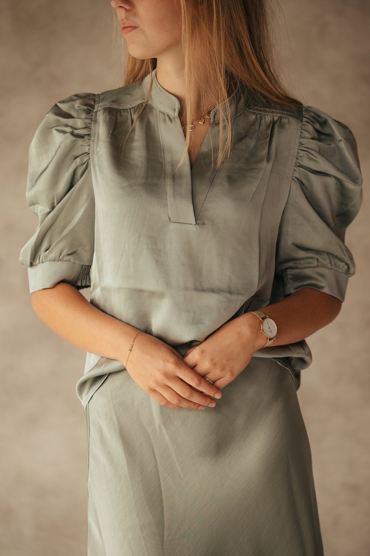 Roella heavy sateen blouse smoke green - Bij Keesje