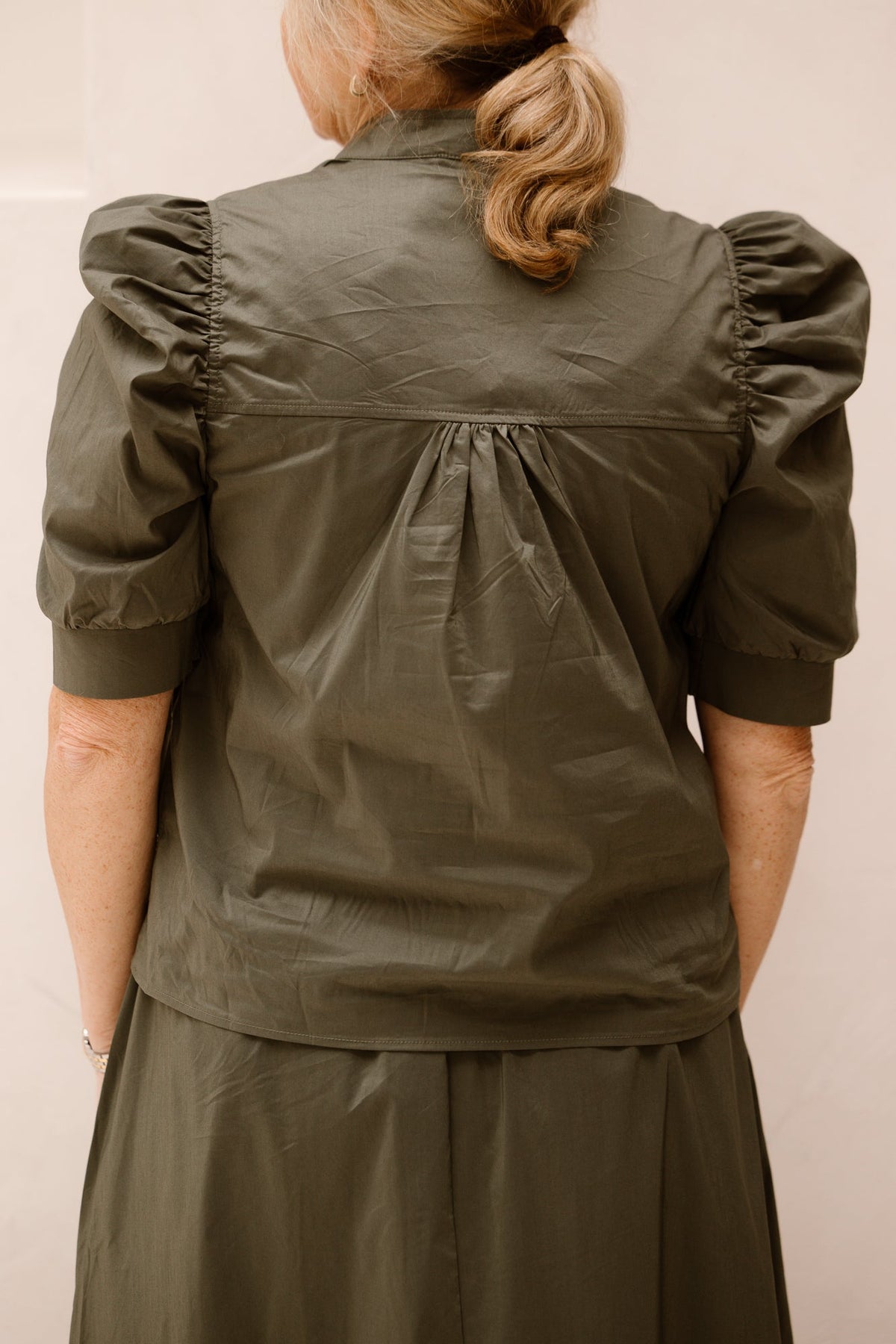 Roella poplin blouse Army - Bij Keesje - Neo Noir - blouse