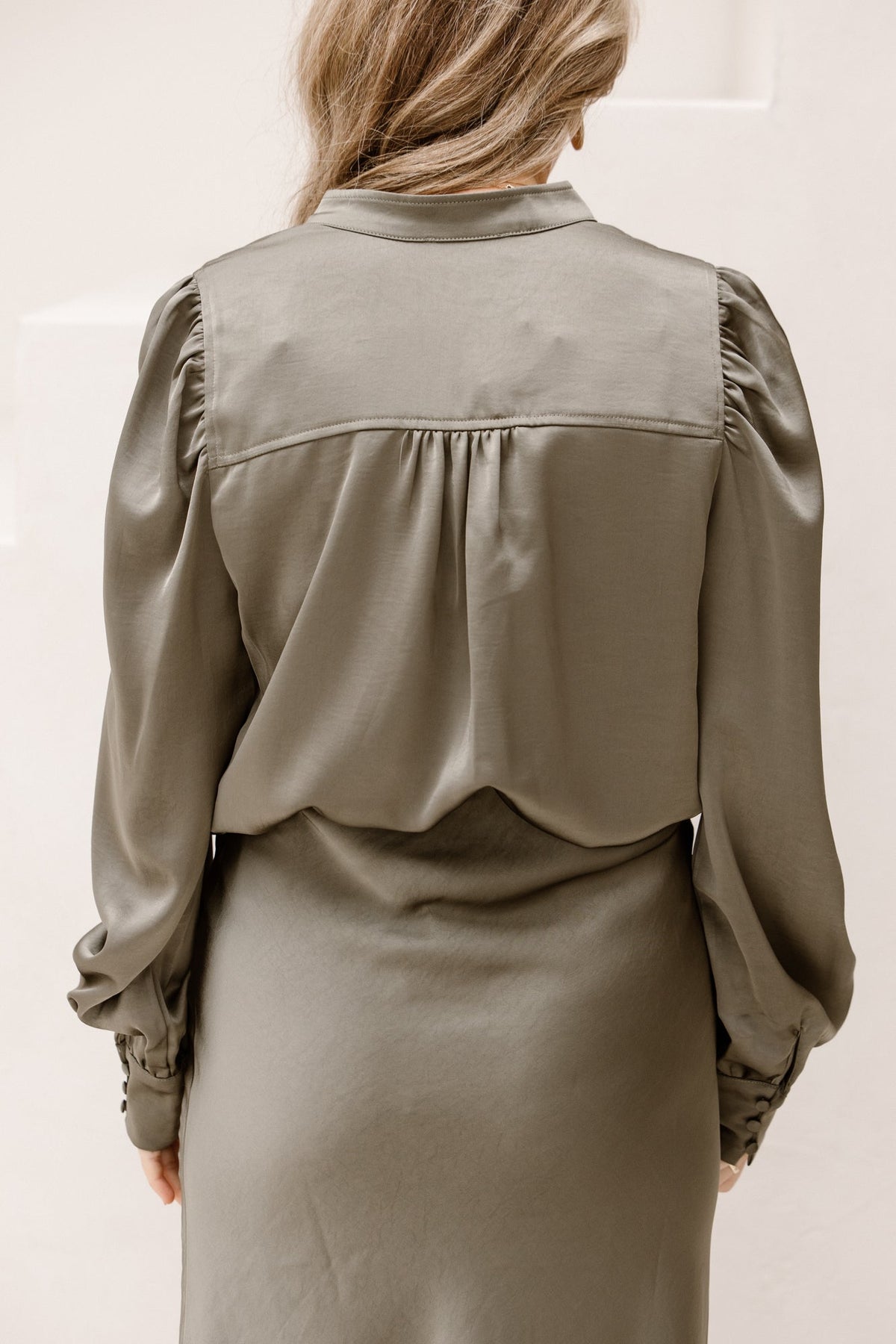 Rosslyn heavy sateen blouse cold army - Bij Keesje - Neo Noir