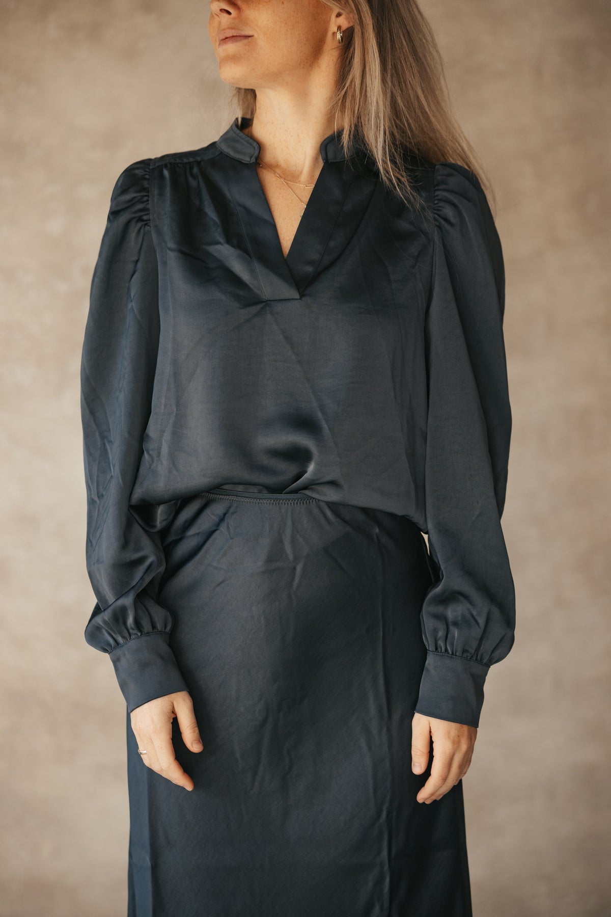 Rosslyn heavy sateen blouse midnight blue - Bij Keesje