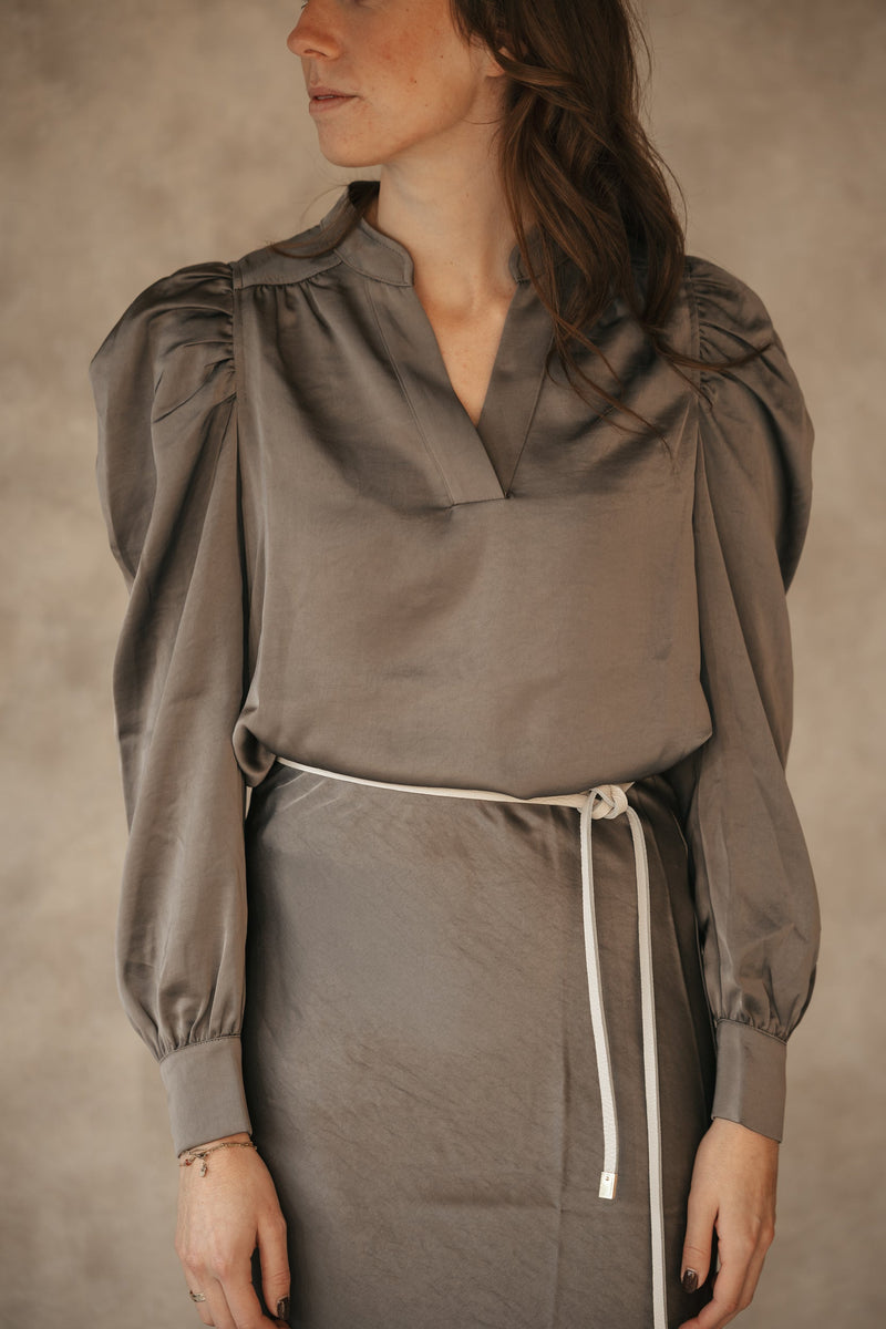 Rosslyn heavy sateen blouse warm grey - Bij Keesje