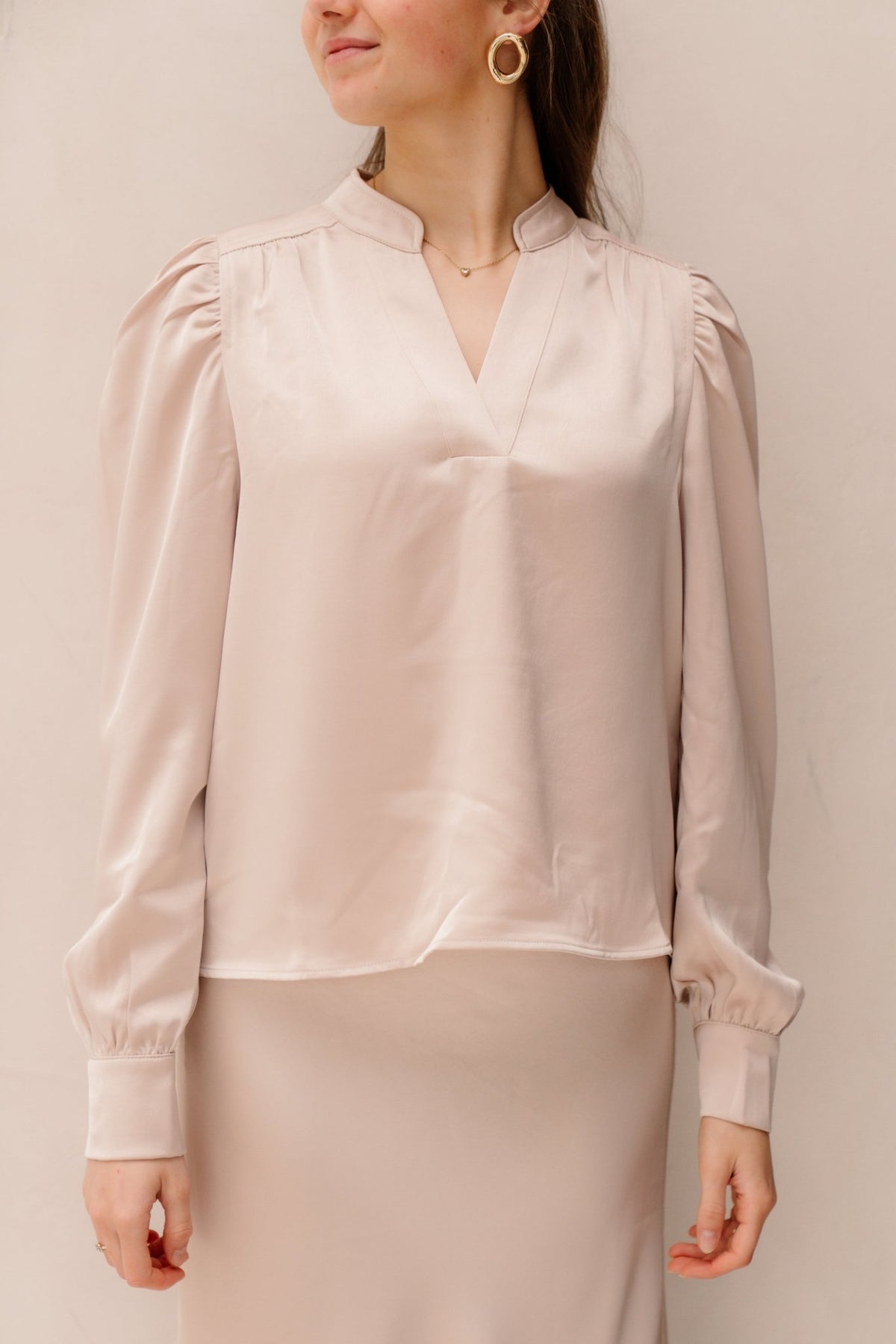 Rosslyn heavy sateen champagne - Bij Keesje - Neo Noir - Blouse