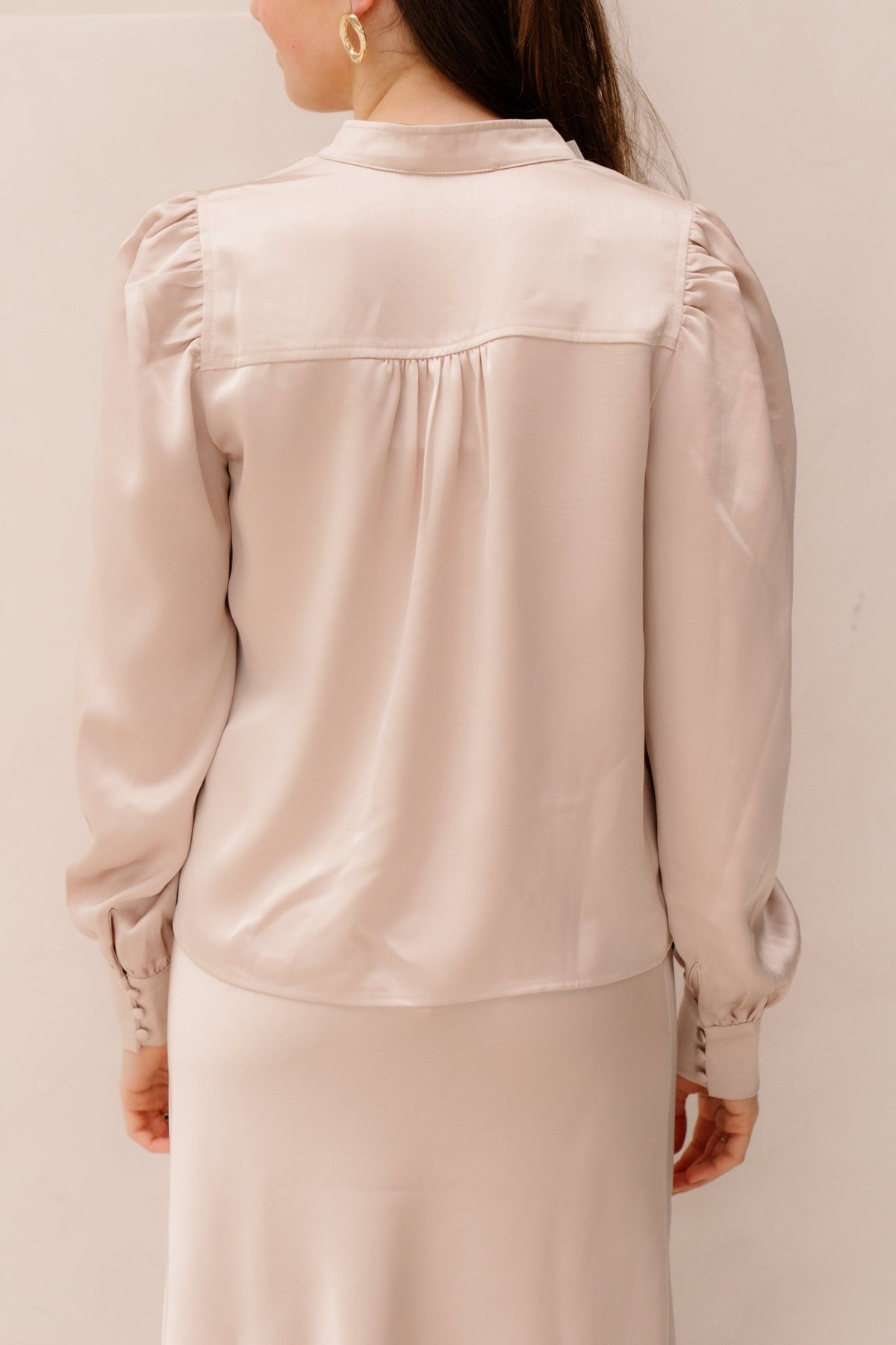 Rosslyn heavy sateen champagne - Bij Keesje - Neo Noir - Blouse