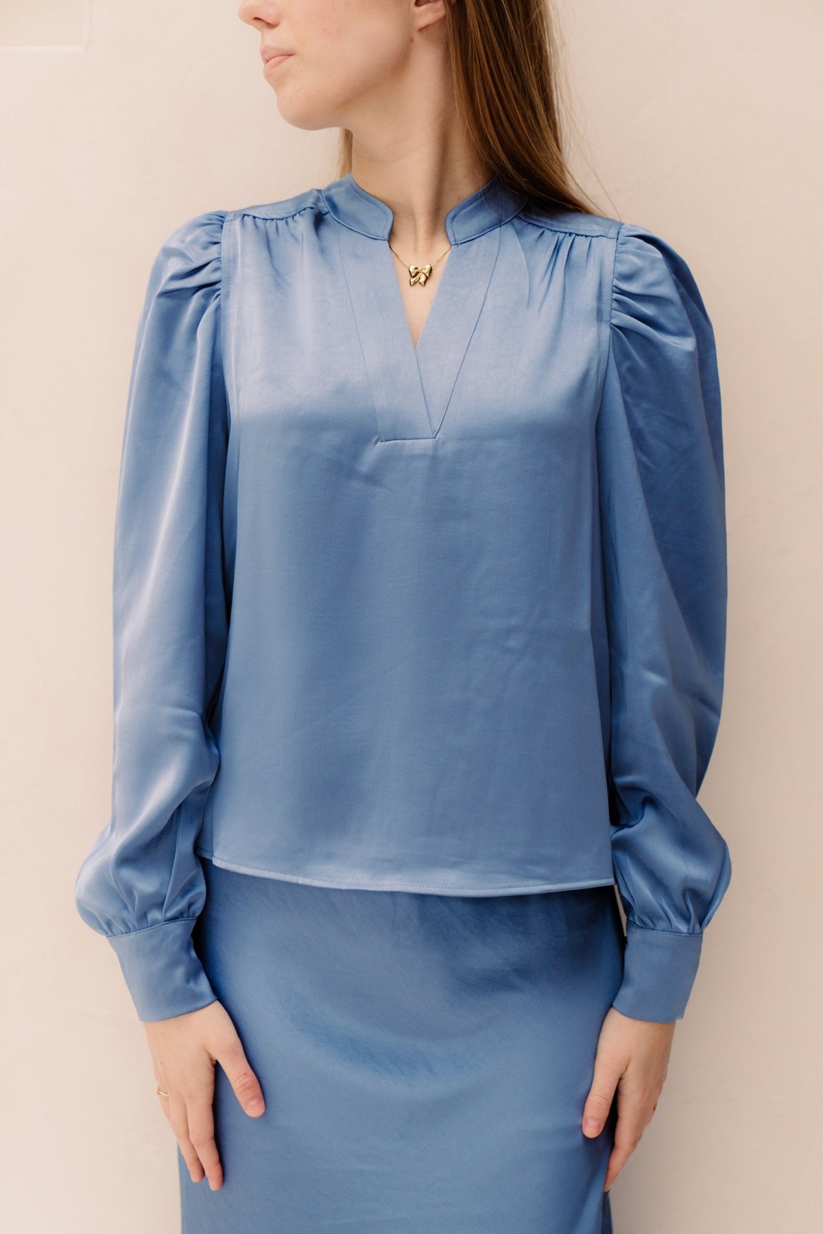 Rosslyn heavy sateen smoke blue - Bij Keesje - Neo Noir - Blouse
