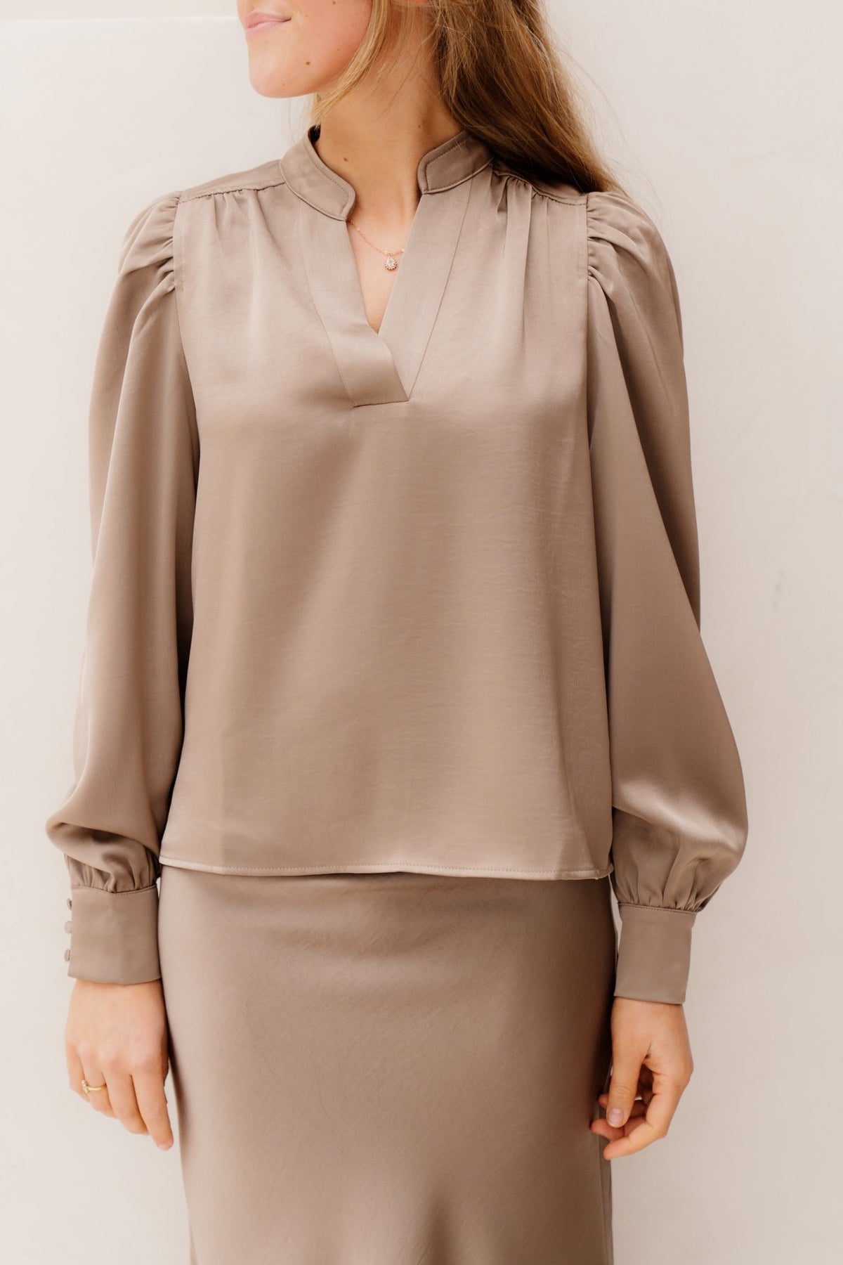 Rosslyn heavy sateen smoke dark taupe - Bij Keesje - Neo Noir - Blouse
