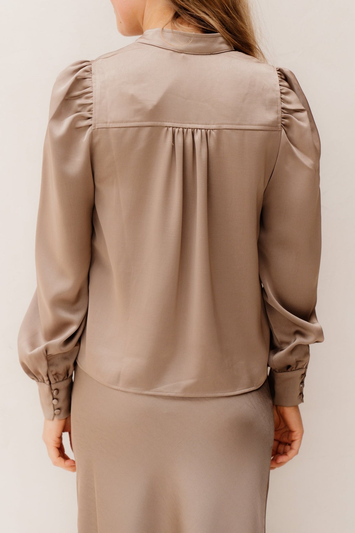 Rosslyn heavy sateen smoke dark taupe - Bij Keesje - Neo Noir - Blouse