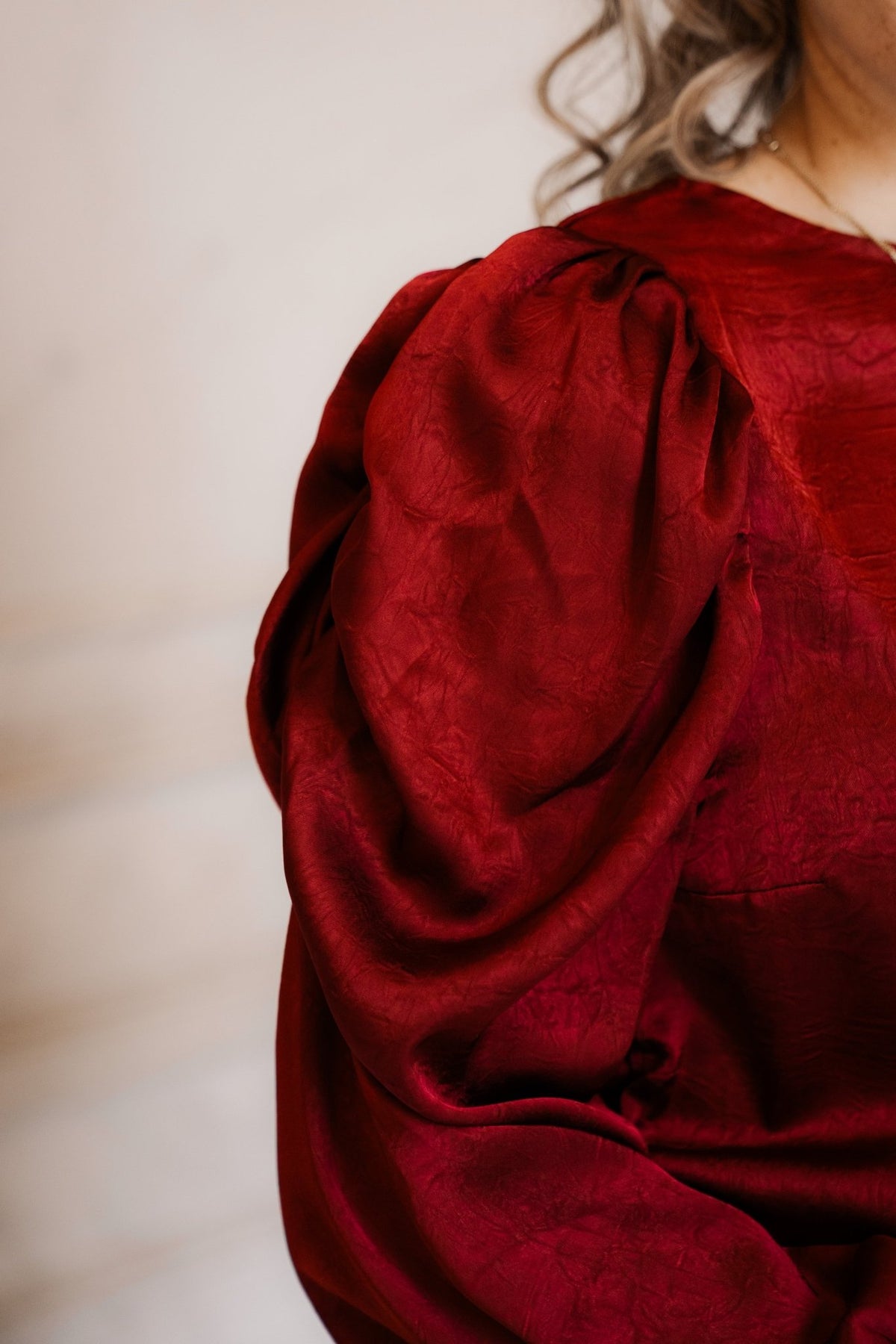 Satin look top bordeaux - Bij Keesje - Bij Keesje