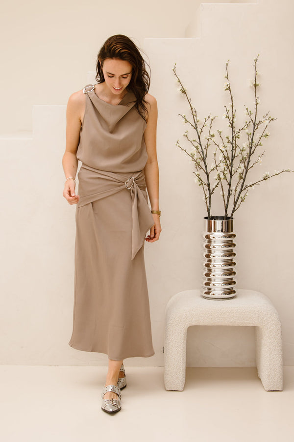 Scotta Dull Sateen top Dark Taupe - Bij Keesje - Neo Noir