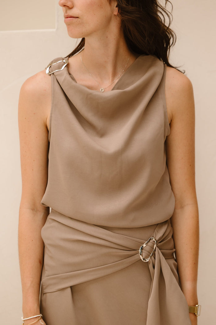 Scotta Dull Sateen top Dark Taupe - Bij Keesje - Neo Noir