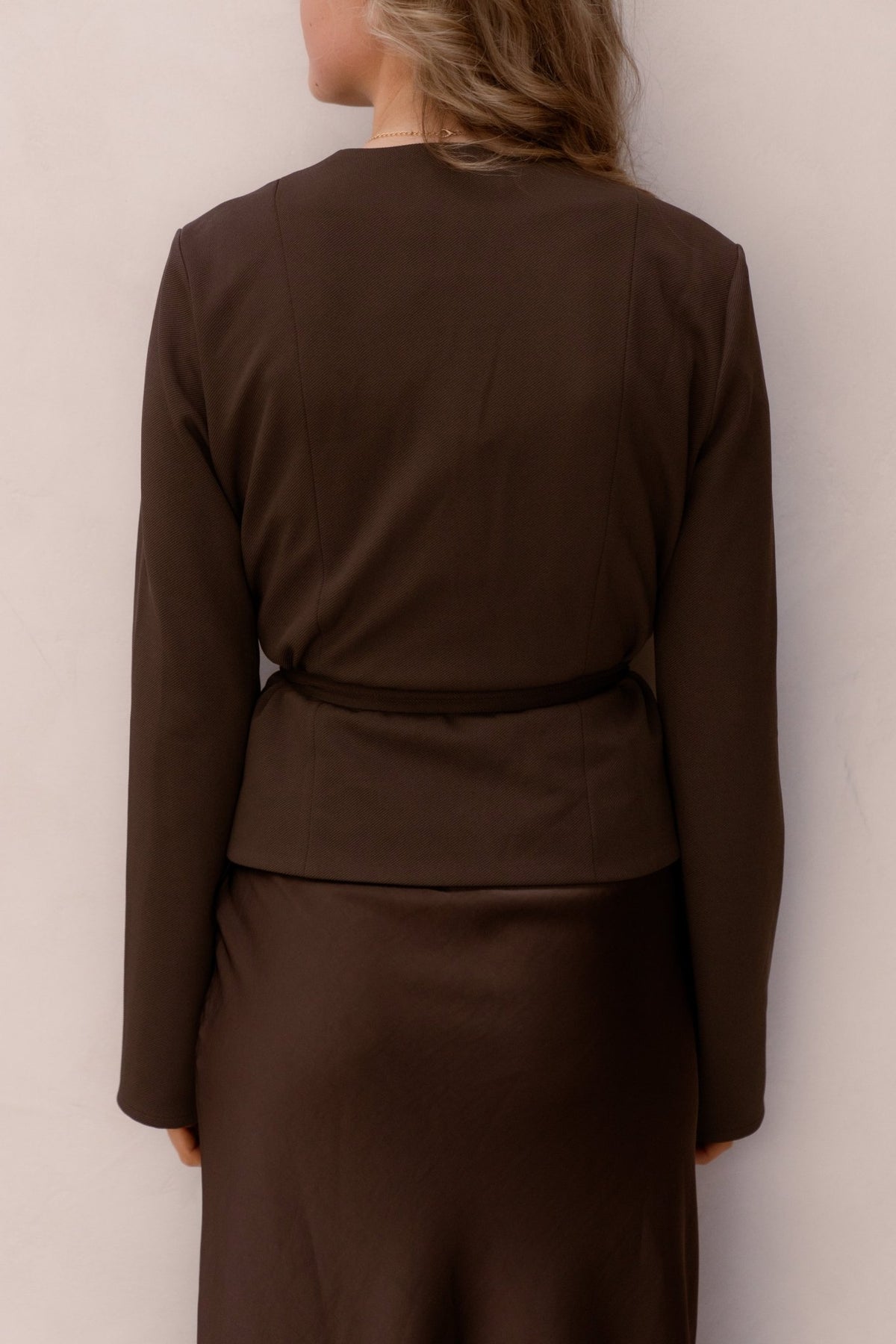 Simmi wrap blouse dark brown - Bij Keesje - Neo Noir