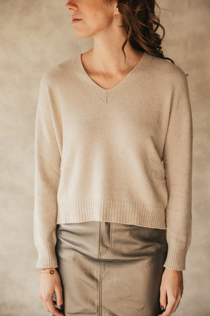 Sweater 8879 v - neck beige - Bij Keesje