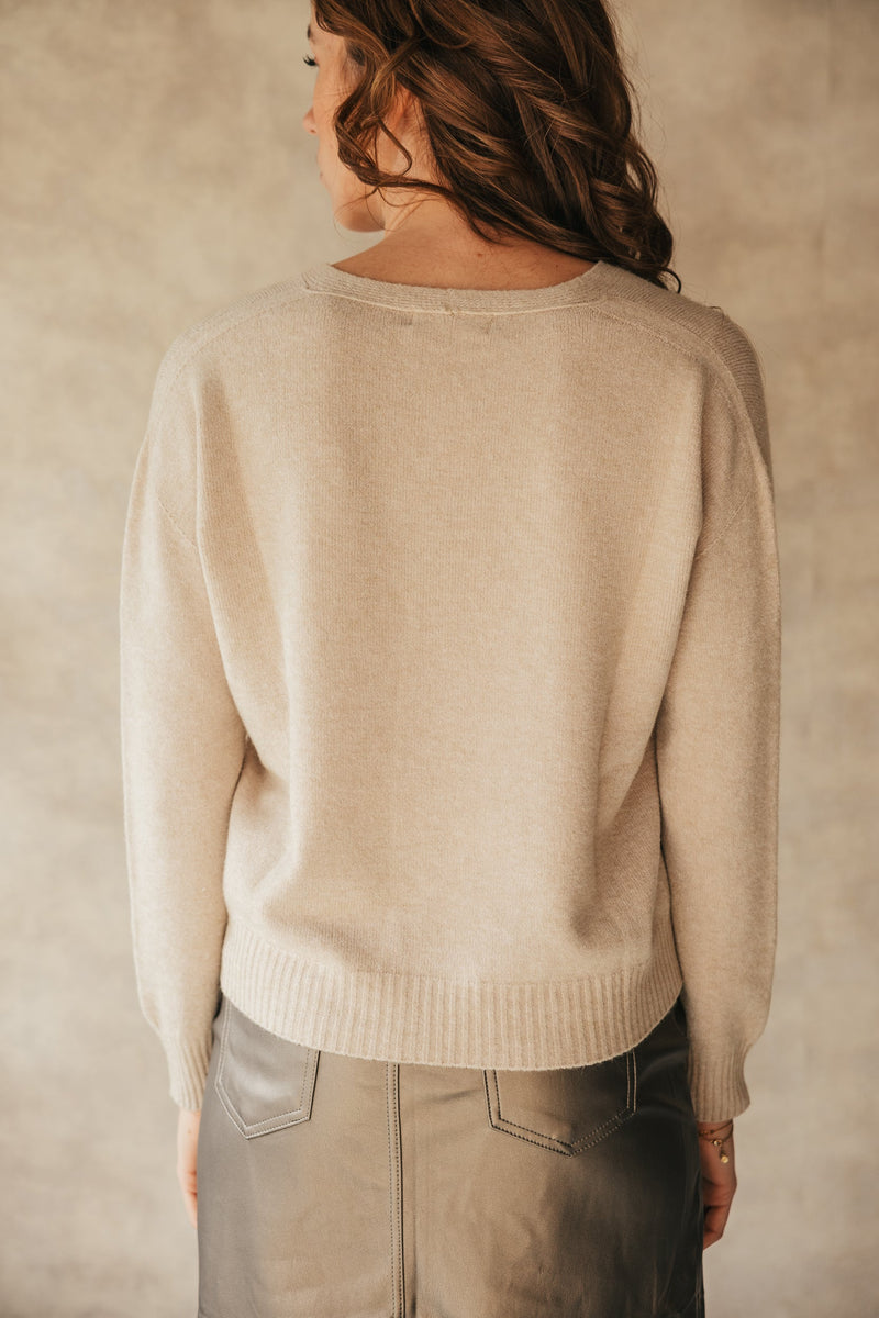 Sweater 8879 v - neck beige - Bij Keesje