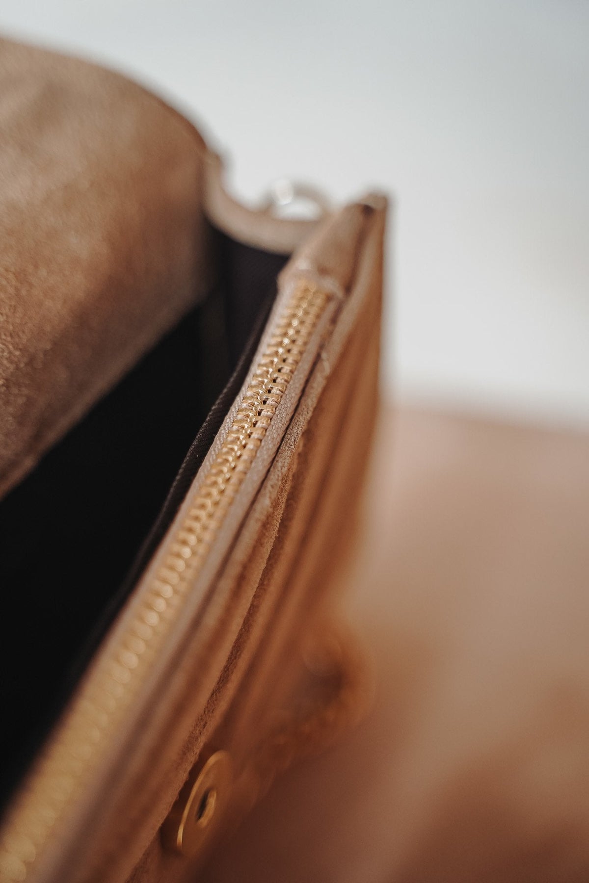 Tas Roos suede zand