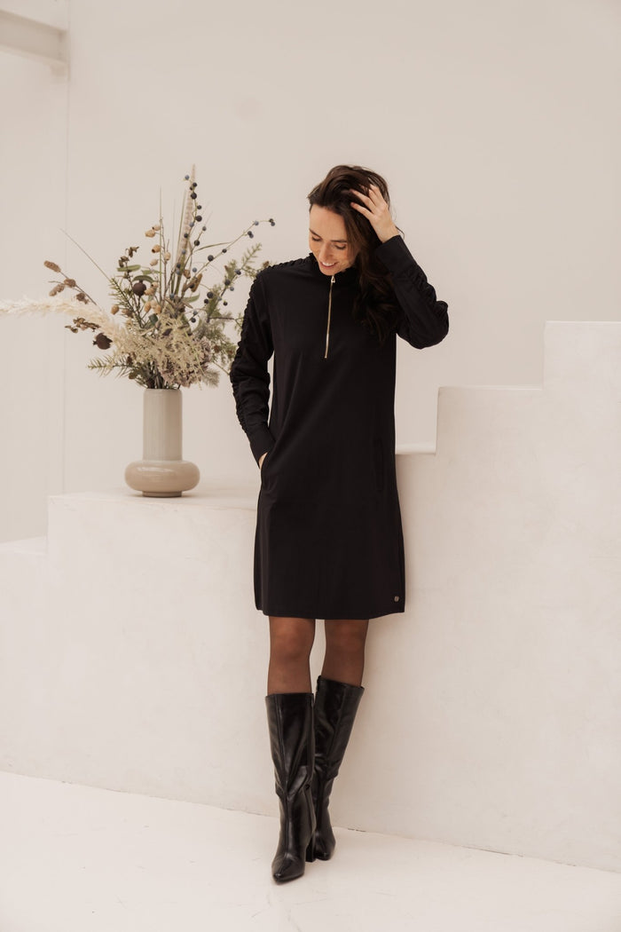 Traveldress black ruffle - Bij Keesje - Bij Keesje