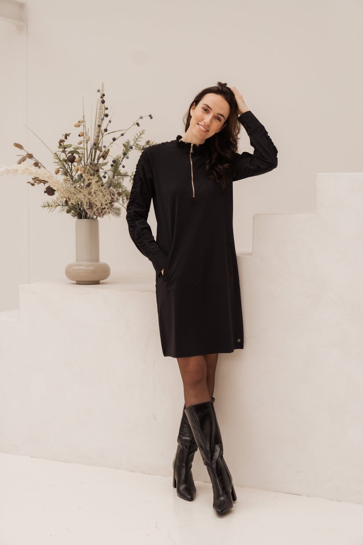 Traveldress black ruffle - Bij Keesje - Bij Keesje