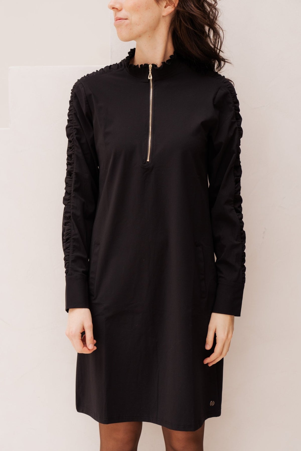 Traveldress black ruffle - Bij Keesje - Bij Keesje