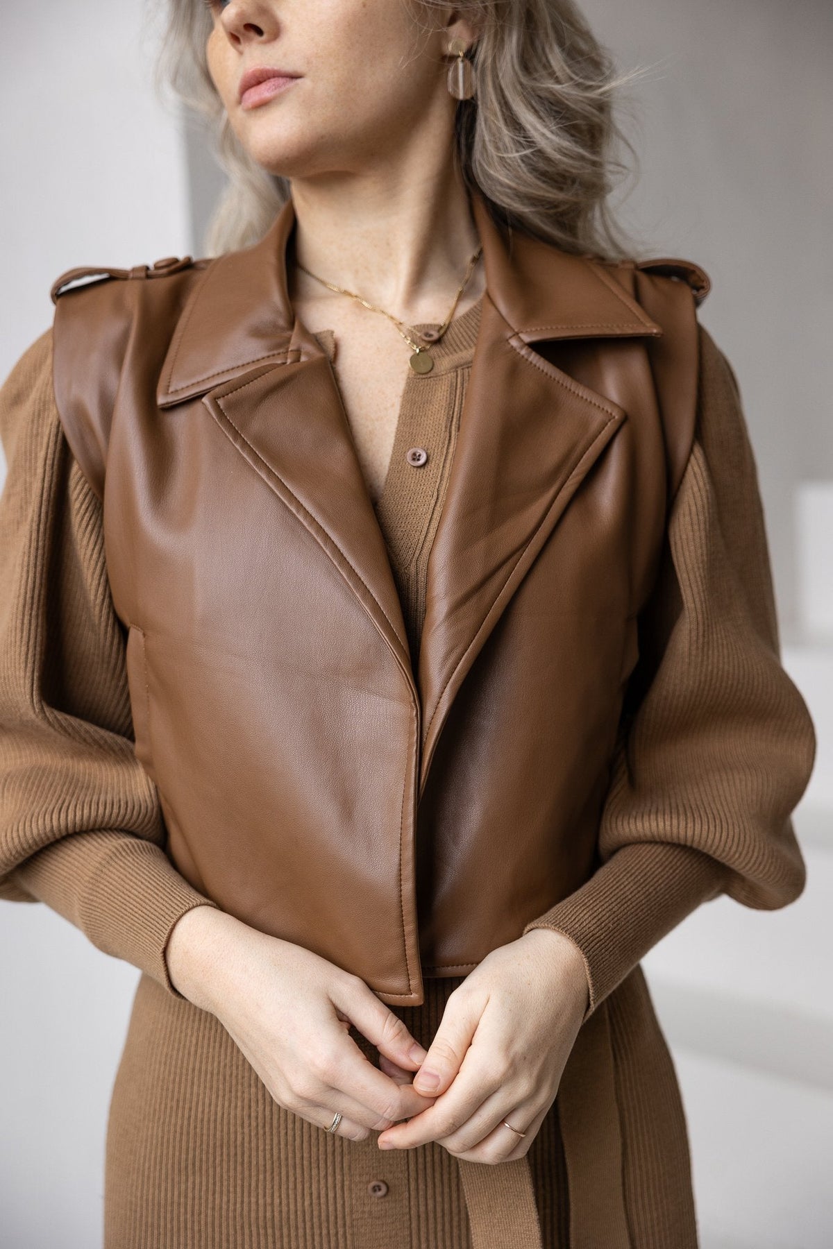 Trude leather gilet camel - Bij Keesje