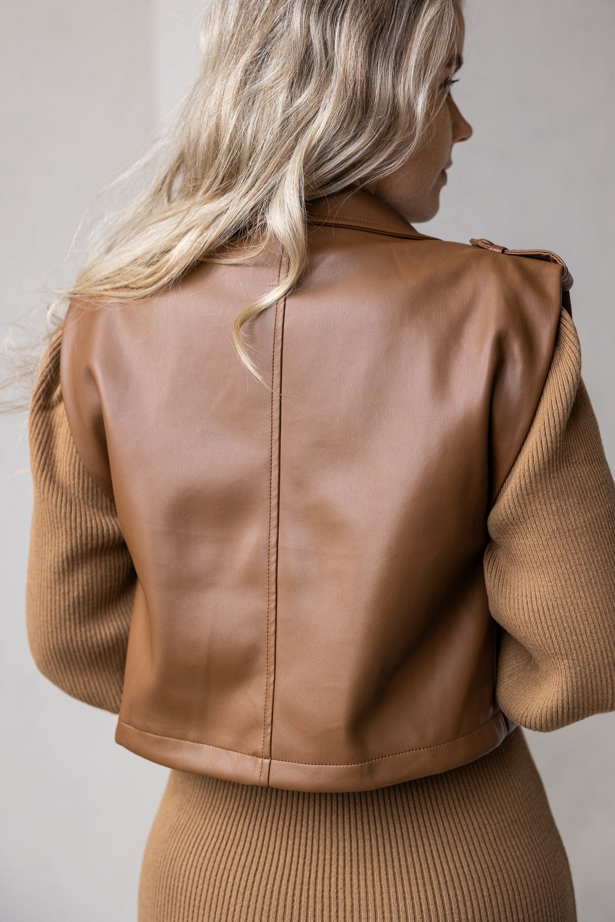 Trude leather gilet camel - Bij Keesje