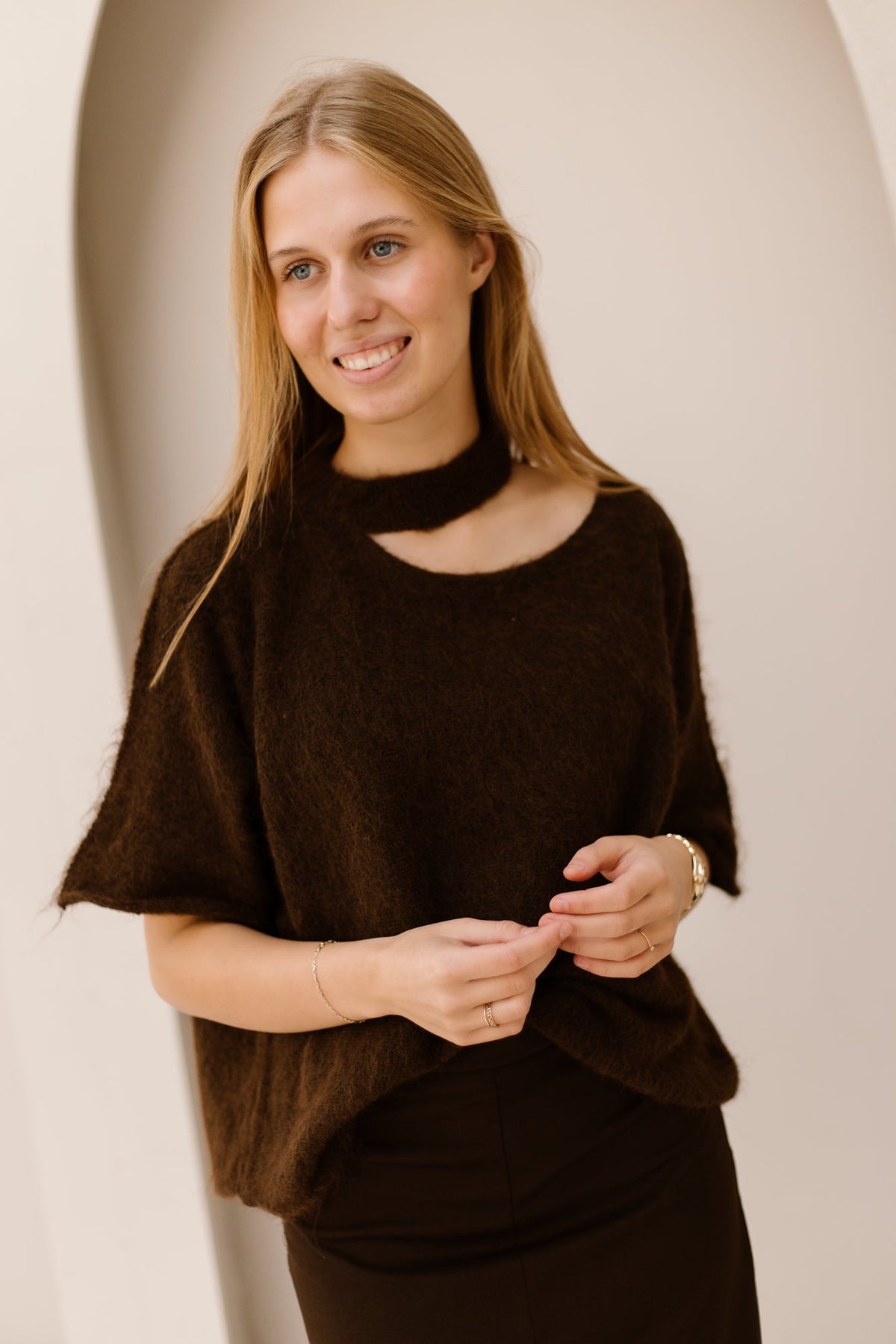 Truitje alpaca one shoulder bruin - Bij Keesje - Bij Keesje - Trui