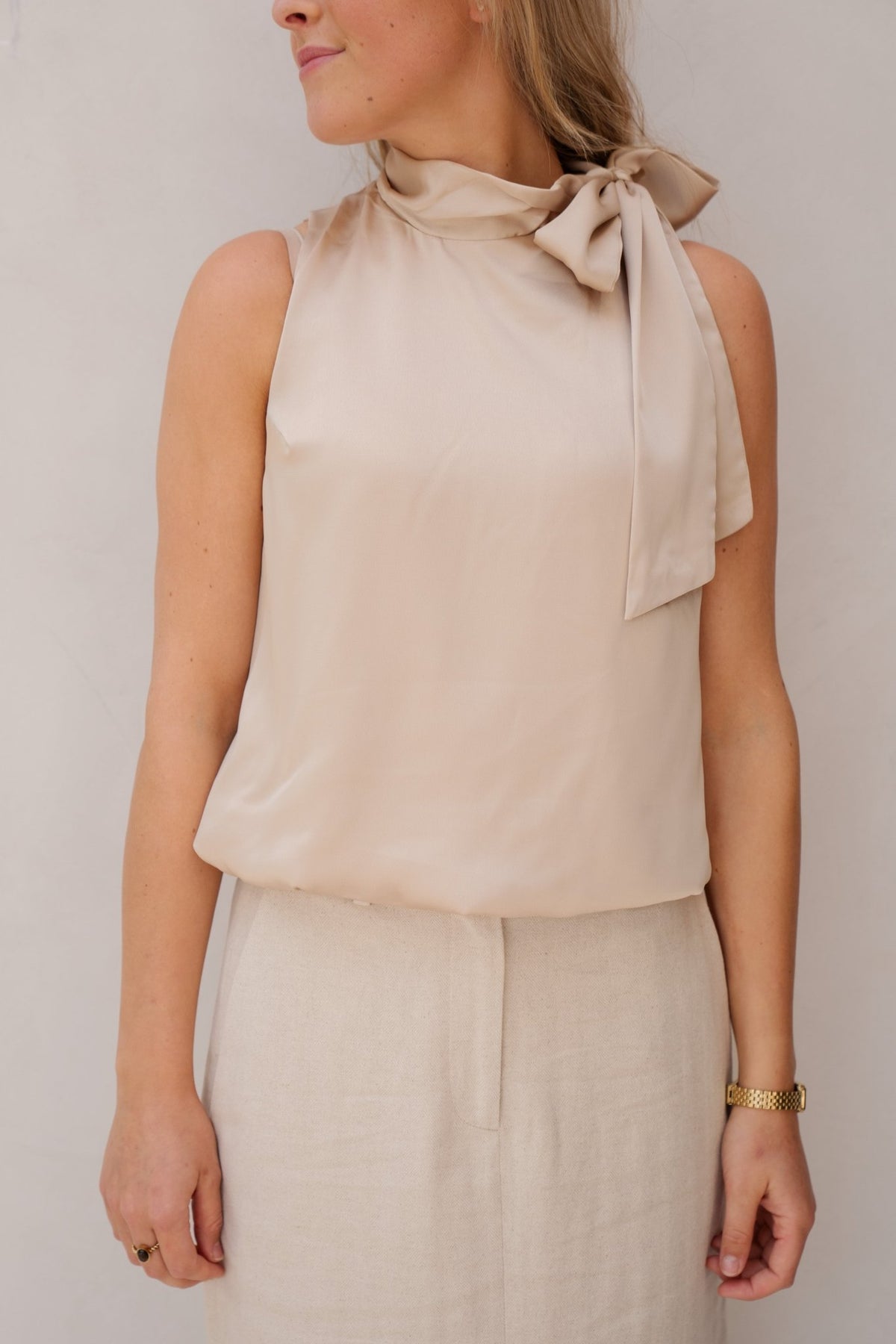 Veda Drapy Satin Top dark sand - Bij Keesje - Neo Noir - top