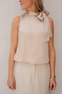 Veda Drapy Satin Top dark sand - Bij Keesje - Neo Noir - top