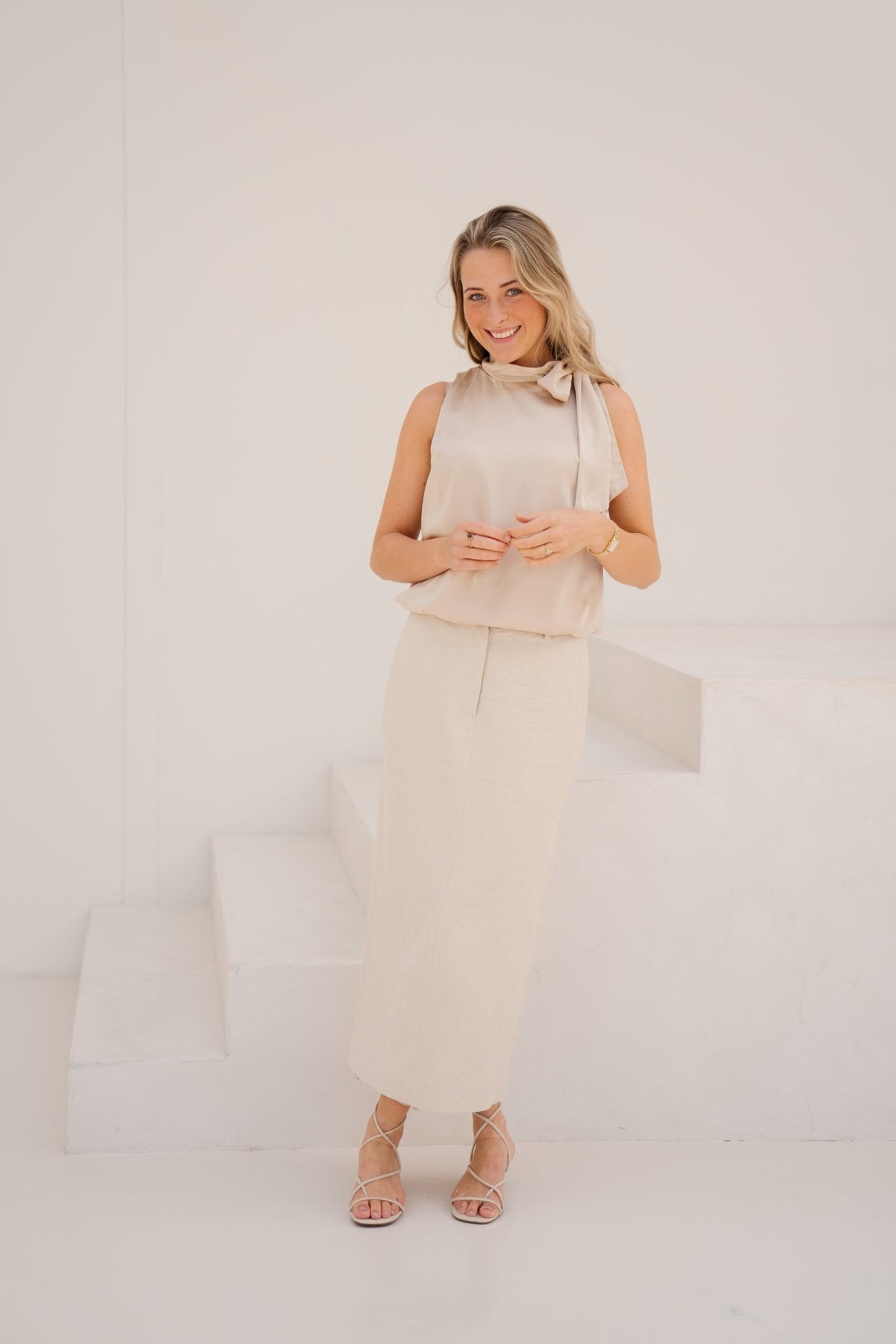 Veda Drapy Satin Top dark sand - Bij Keesje - Neo Noir - top