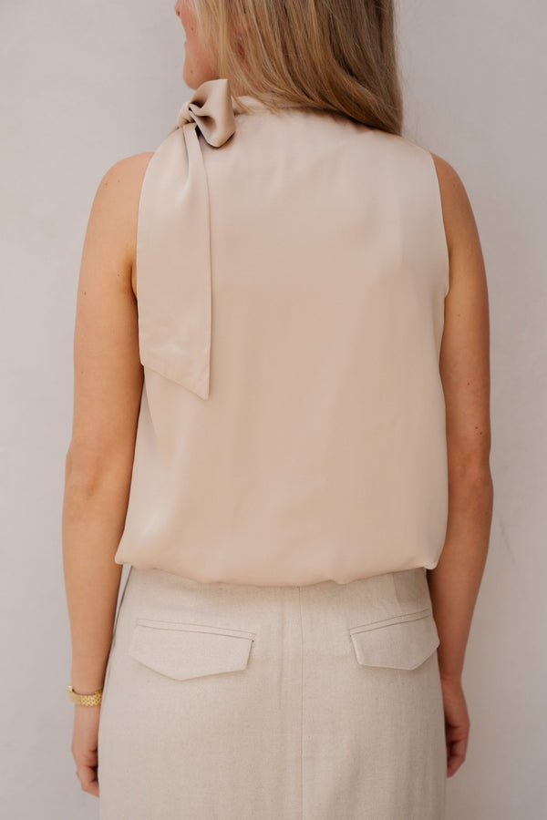 Veda Drapy Satin Top dark sand - Bij Keesje - Neo Noir - top