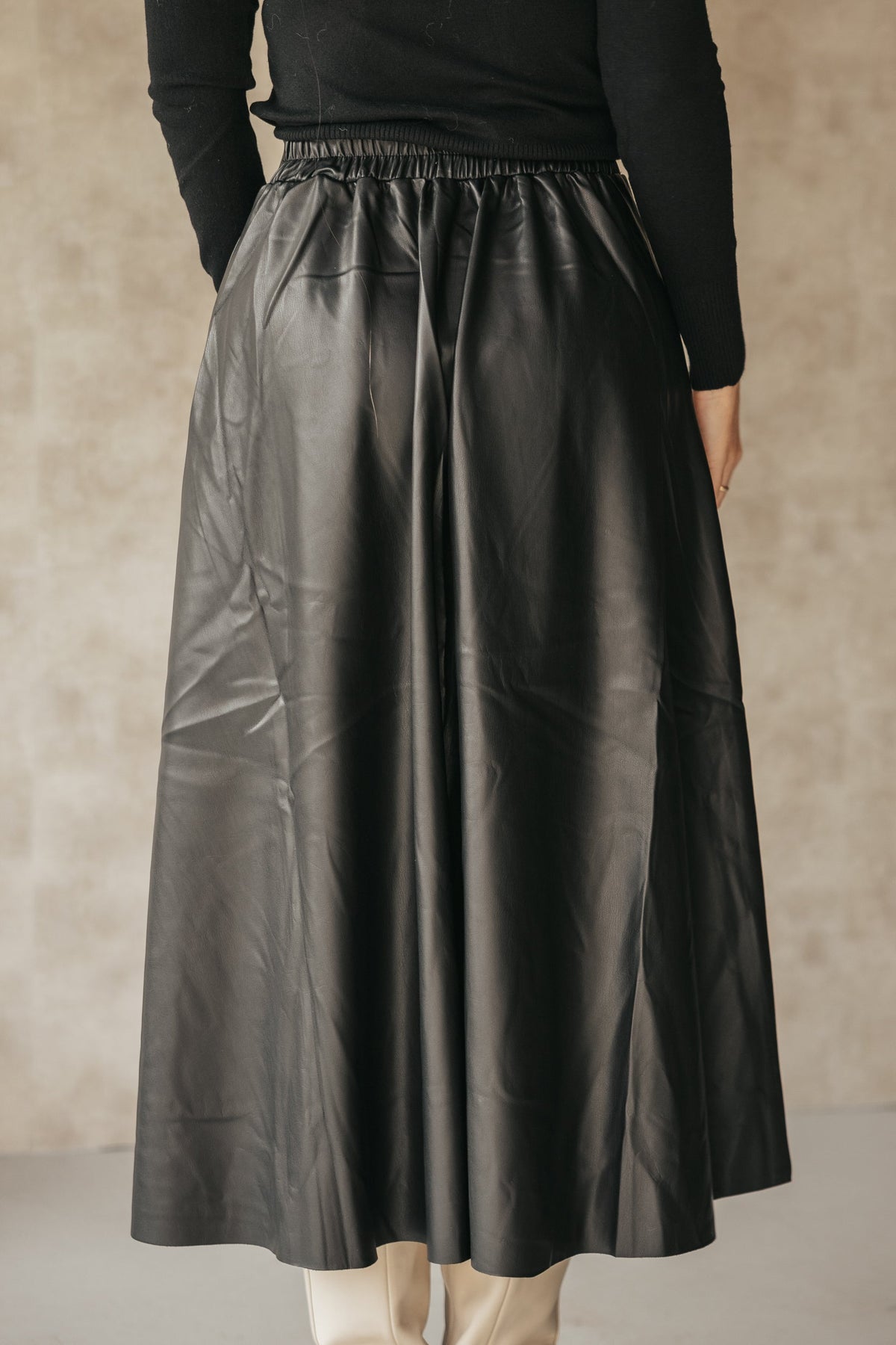 Vera long black skirt leatherlook - Bij Keesje