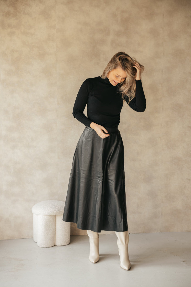 Vera long black skirt leatherlook - Bij Keesje