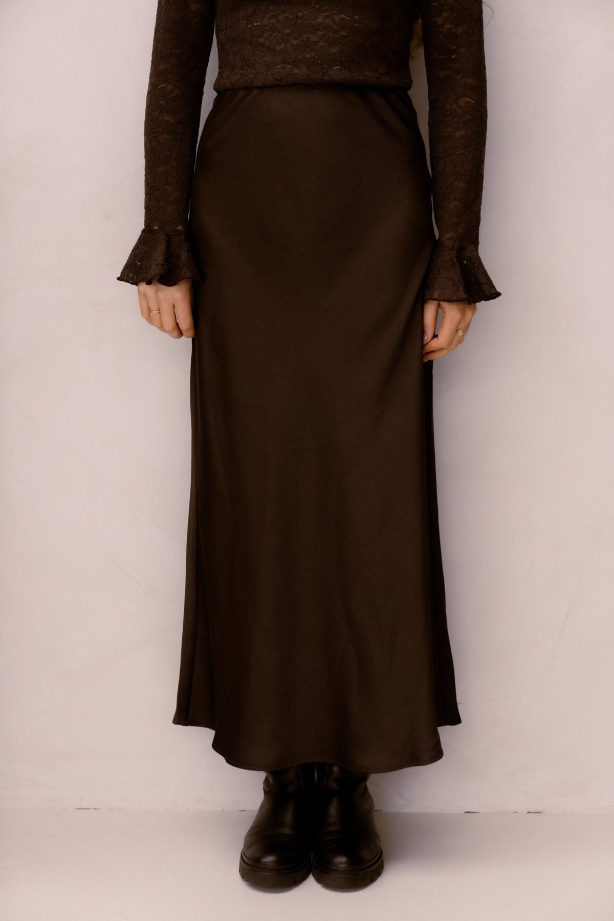 Vicky heavy sateen skirt dark brown - Bij Keesje - Neo Noir