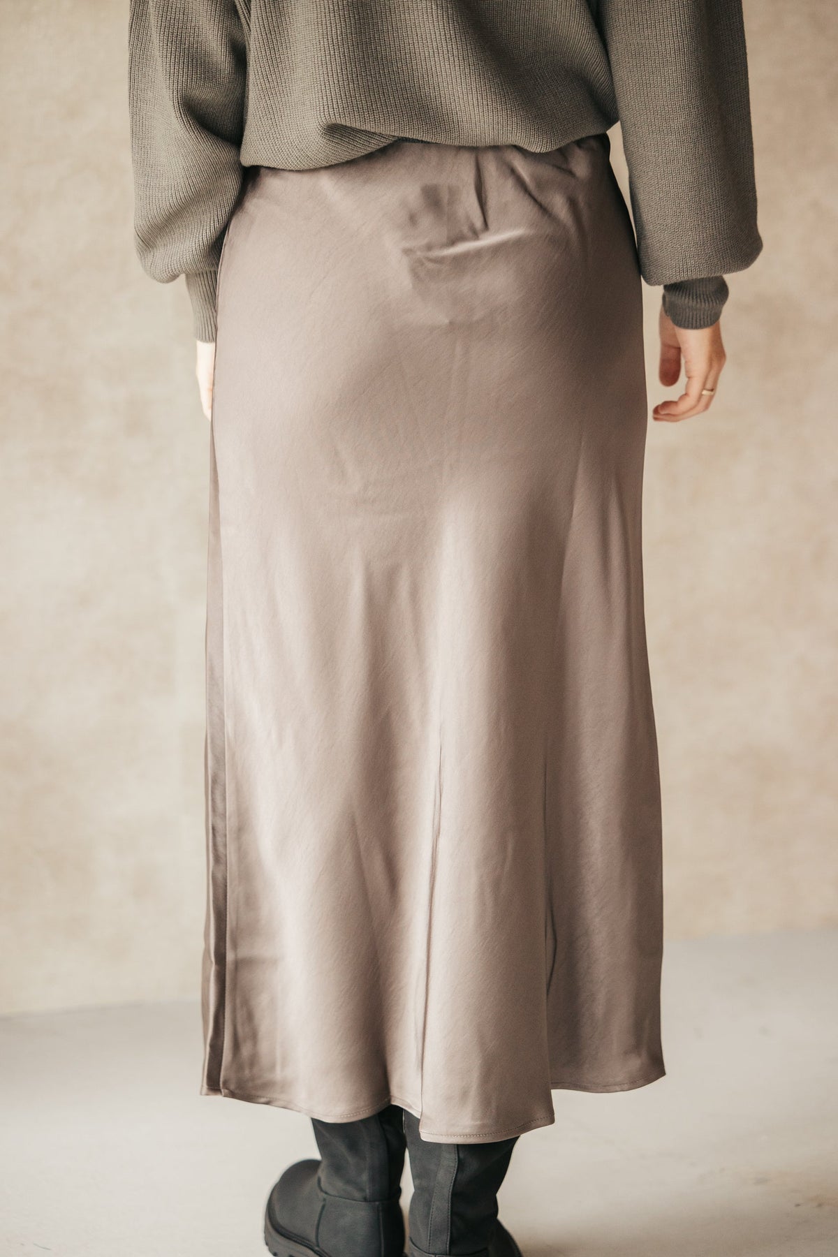 Vicky heavy sateen skirt warm grey - Bij Keesje