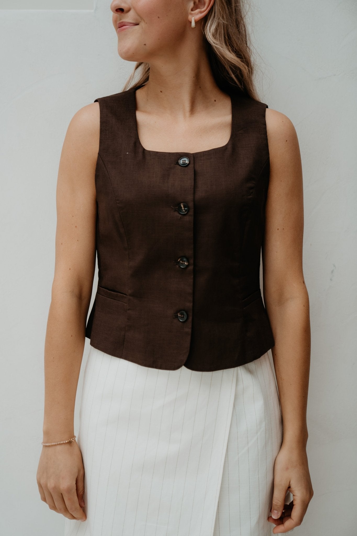 Yula Linen Waistcoat Dark Brown - Bij Keesje - Neo Noir - Gilet