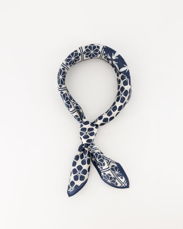 Zaya zijde sjaaltje navy flowers - Bij Keesje - Bij Keesje